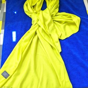 Scarf, Cape.. VINCE CAMUTO. Bright Lumin, yellowish.